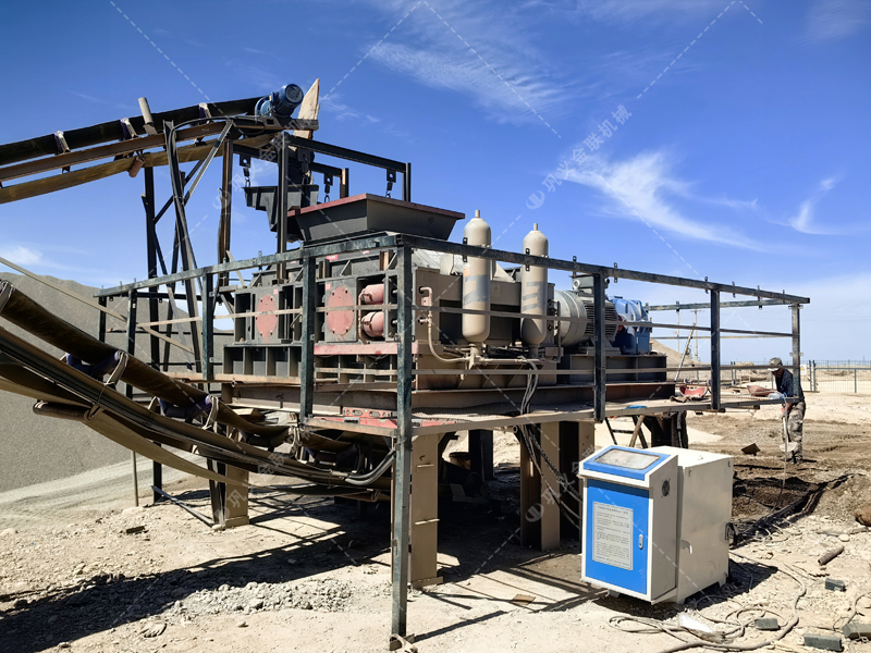 在挑選白云石對輥破碎機生產(chǎn)廠家時,該考慮哪些因素呢? 在挑選白云石對輥破碎機生產(chǎn)廠家時,該考慮哪些因素呢?